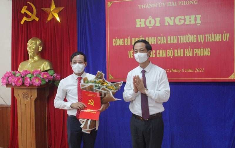 Ông Đỗ Mạnh Hiến, Phó Bí thư Thường trực Thành ủy trao Quyết định và tặng hoa cho ông Nguyễn Hồng Dương