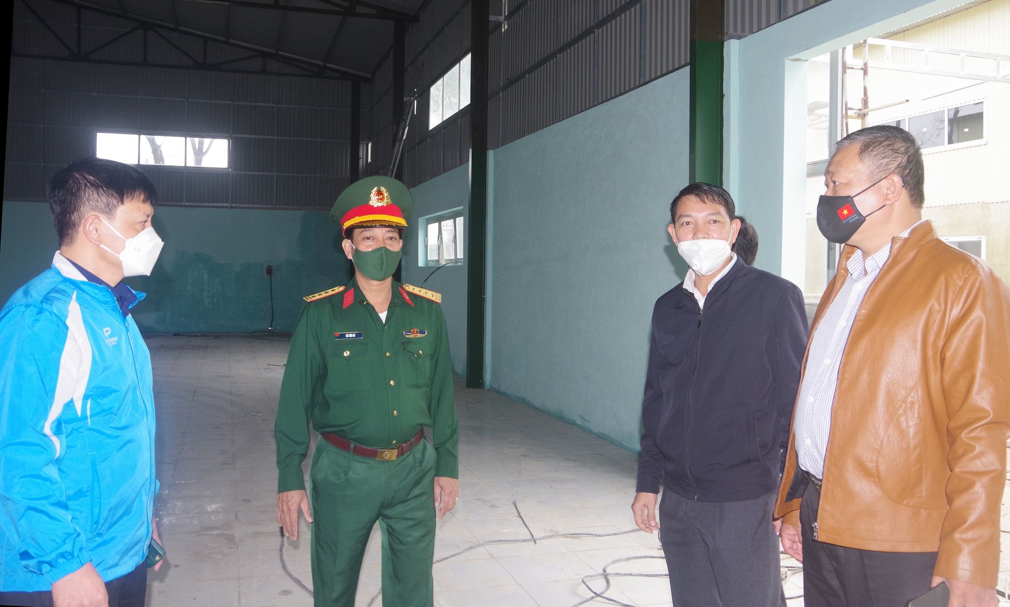 Đại tá Hà Văn Ái (thứ 2 bên trái) Phó Chính ủy Bộ CHQS tỉnh Thừa Thiên - Huế kiểm tra công tác chuẩn bị.
