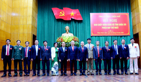 15 đồng chí trong Ban Thường vụ Tỉnh ủy Thừa Thiên - Huế khóa mới.