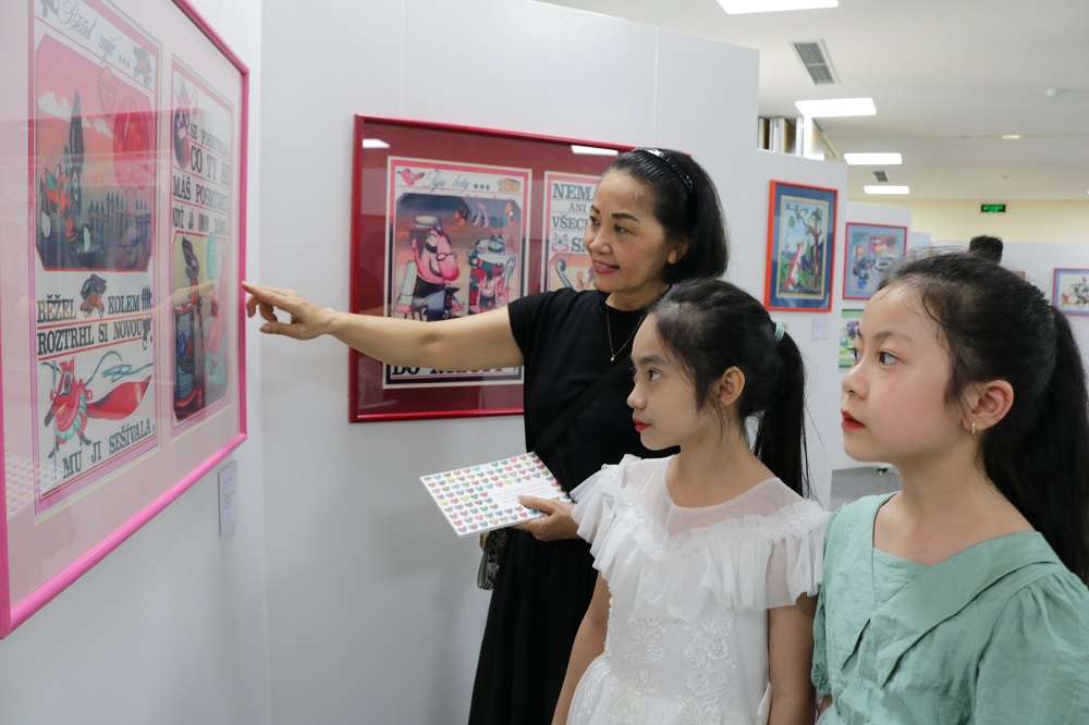 Từ 18/6 đến 30/6, triển lãm tranh “Thế giới nhiệm màu của các họa sĩ minh họa sách thiếu nhi Séc” được triển lãm tại Cung VHLĐ Hữu nghị Việt - Tiệp tại Hải Phòng