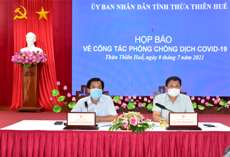 Chủ tịch UBND tỉnh Nguyễn Văn Phương (bìa trái) và Phó Chủ tịch UBND tỉnh Nguyễn Thanh Bình (bìa phải).