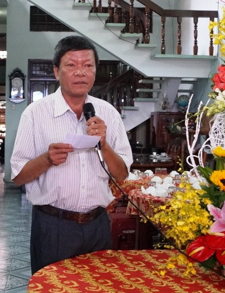Ông Lê Văn Sơn, nguyên Chủ tịch Hội VHNT tỉnh Quảng Ngãi thông tin về tình hình xây dựng bia tưởng niệm và Nhà thờ Vua Lê Thánh Tông tại thôn Vạn Tường, xã Bình Hải, huyện Bình Sơn.