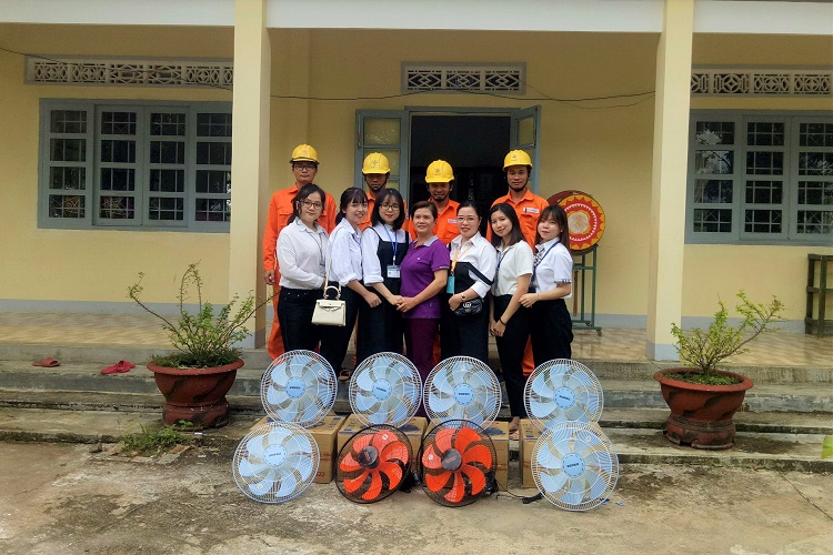 PC Đắk Nông đồng hành cùng các em học sinh vùng sâu vùng xa trong chương trình “Cùng em đến trường” tại huyện Krông Nô.