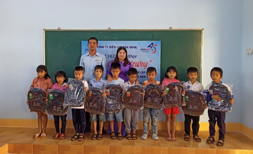 Trao tặng 50 cặp xách đi học cho các em học sinh có hoàn cảnh khó khăn tại trường Tiểu học Đoàn Thị Điểm.