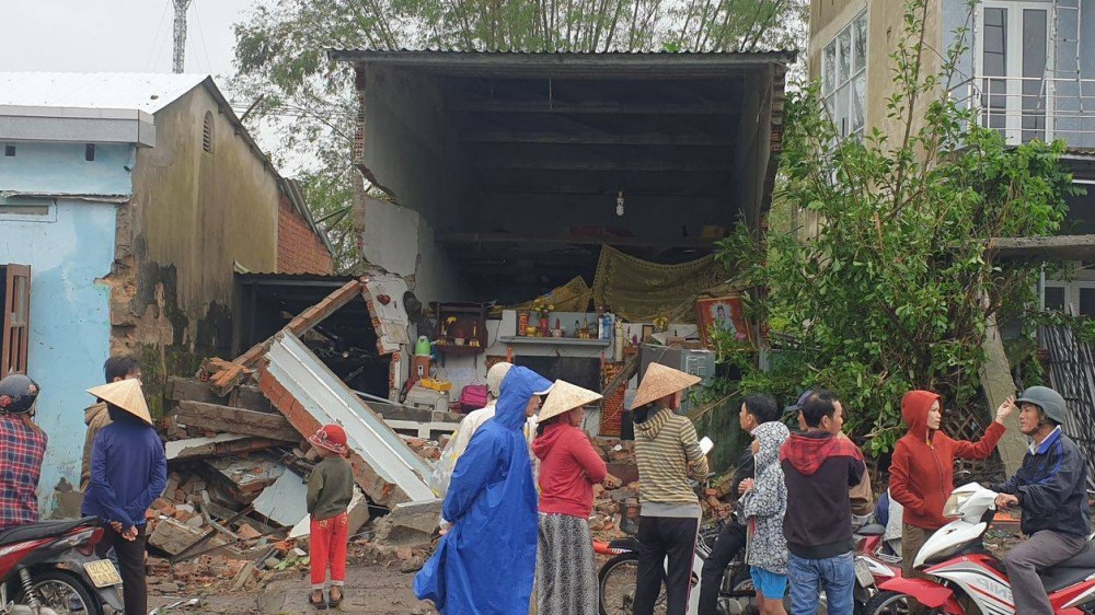 Quảng Nam: Mất lái xe container mất tông 7 nhà dân.