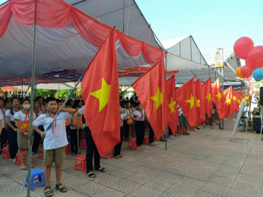 Học sinh trường Tiểu học Thị trấn Tiên Lãng, huyện Tiên Lãng, TP. Hải Phòng thực hiện nghi thức chào cờ trong ngày khai giảng