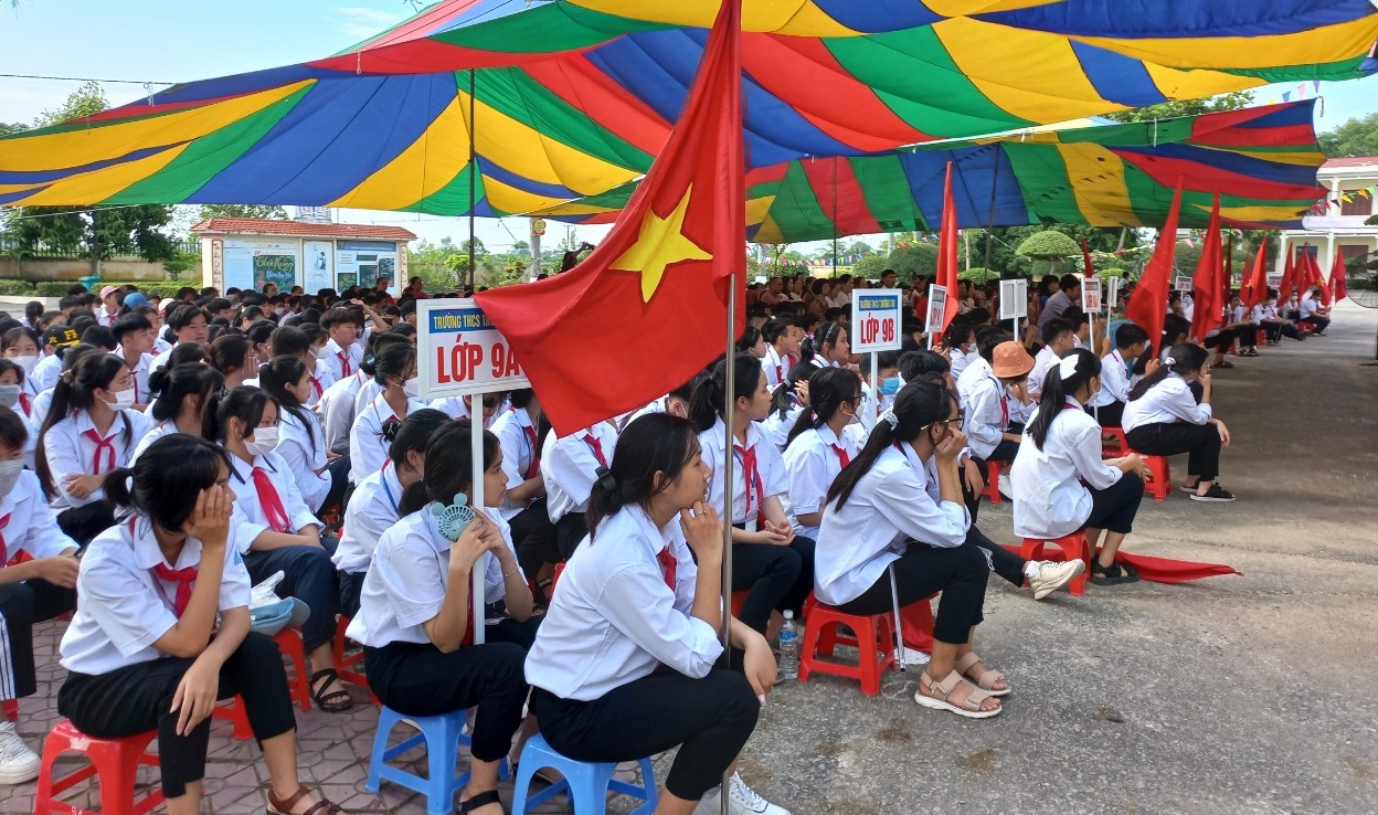 Học sinh trường THCS Trường Thọ huyện An Lão, TP. Hải Phòng trang nghiêm trong ngày khai giảng năm học mới.