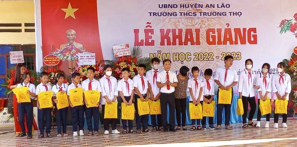 Những phần quà đầu năm học mới, đông viên các em cố gắng chăm ngoan, học tốt.