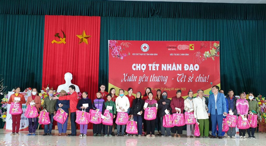 Chương trình phát quà do Big C Ninh Bình phối hợp với Hội Chữ Thập Đỏ tỉnh Ninh Bình tổ chức