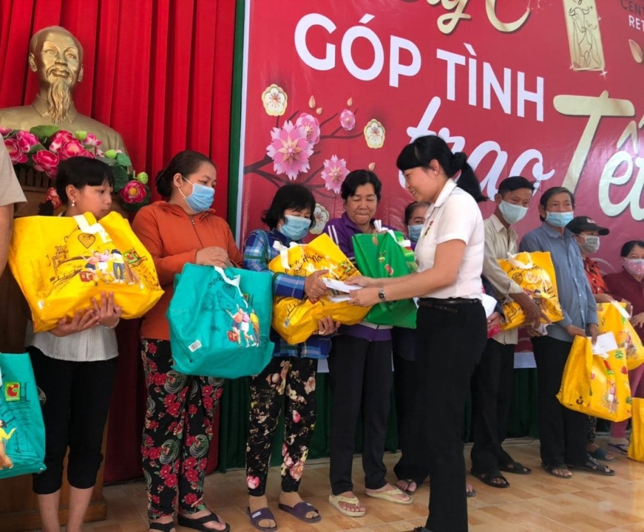 Đại diện Big C trao quà Tết Tân Sửu 2021 tại tỉnh Đồng Nai