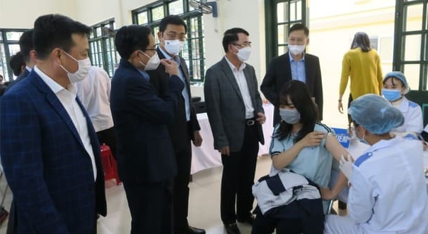 Phó chủ tịch UBND TP. Hải Phòng Lê Khắc Nam kiểm tra công tác tiêm vaccine cho trẻ em.