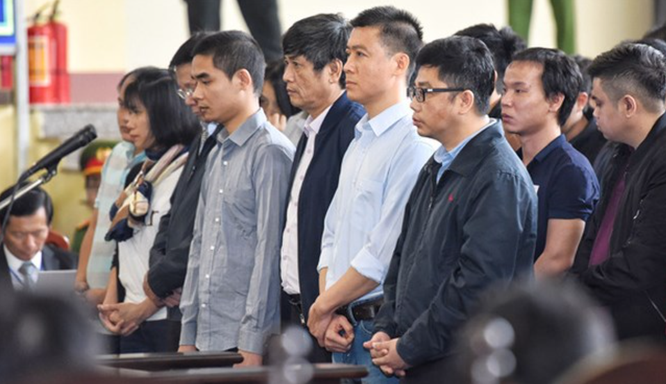 Phan Sào Nam (áo sơ-mi trắng) tại phiên tòa xét xử sơ thẩm