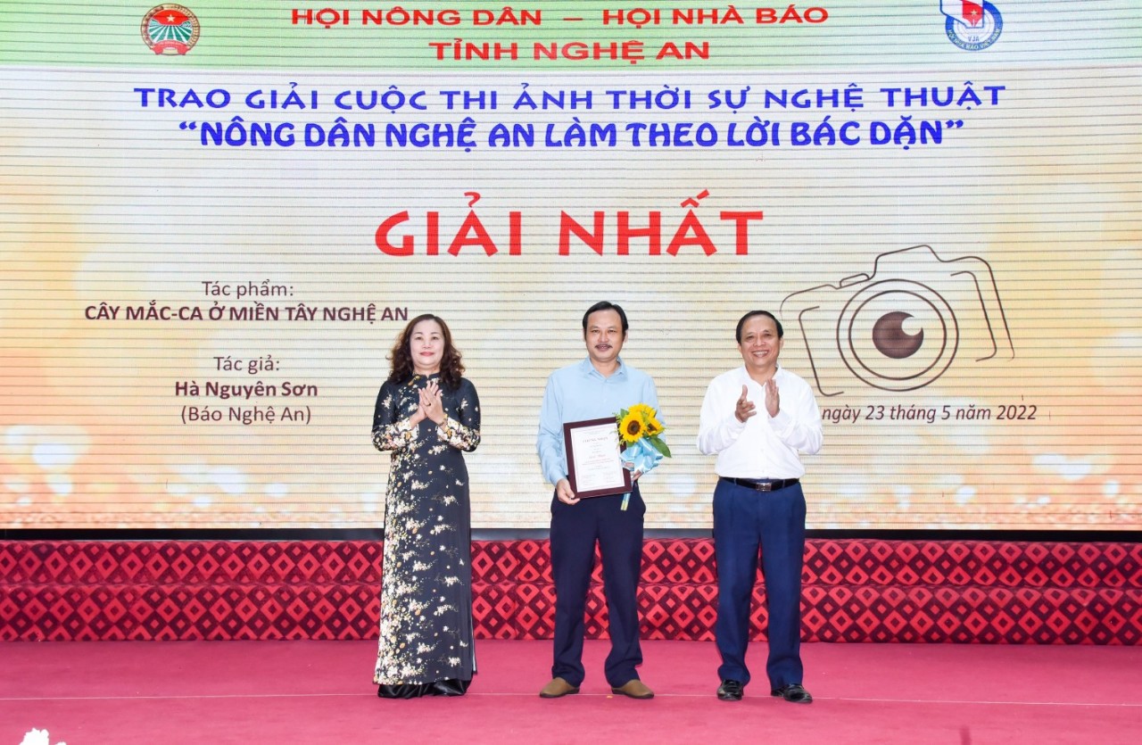 Tác giả Hà Nguyên Sơn báo Nghệ An đạt giả Nhất với tác phẩm “Cây mắc-ca ở miền Tây Nghệ An”.