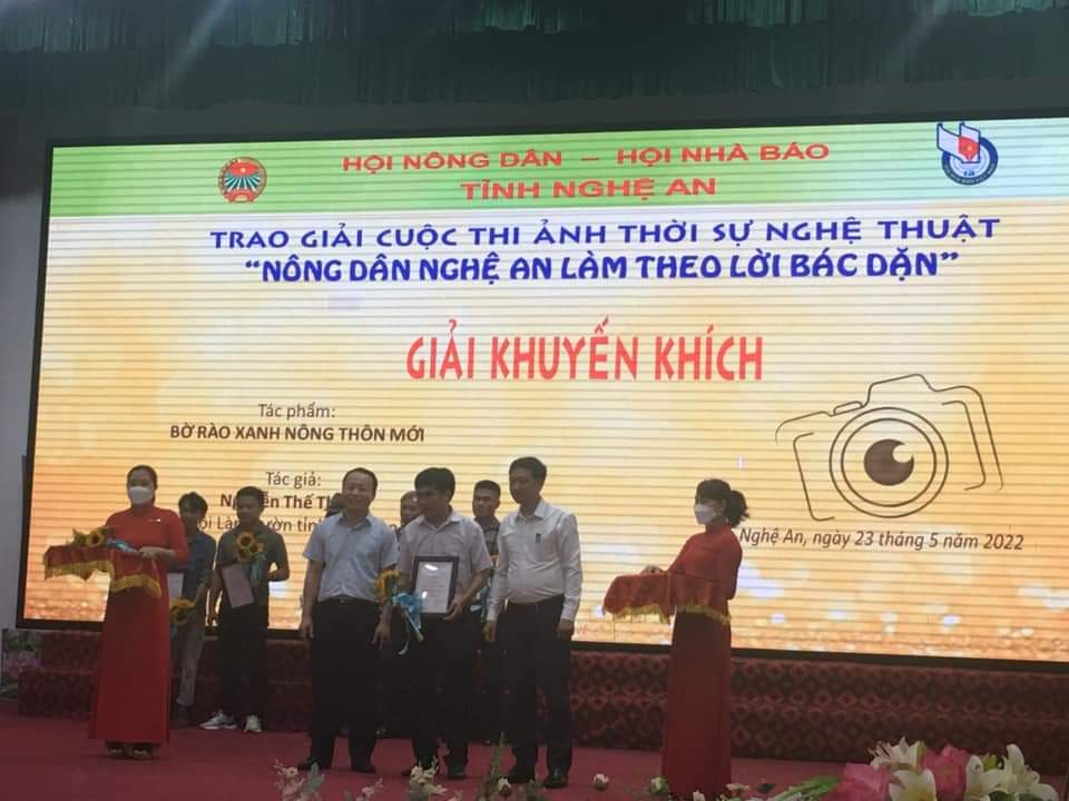 Tác phẩm “Bờ rào xanh nông thôn mới” của tác giả Nguyễn Thế Thắng (Hội Làm vườn tỉnh) đạt giải khuyến khích.