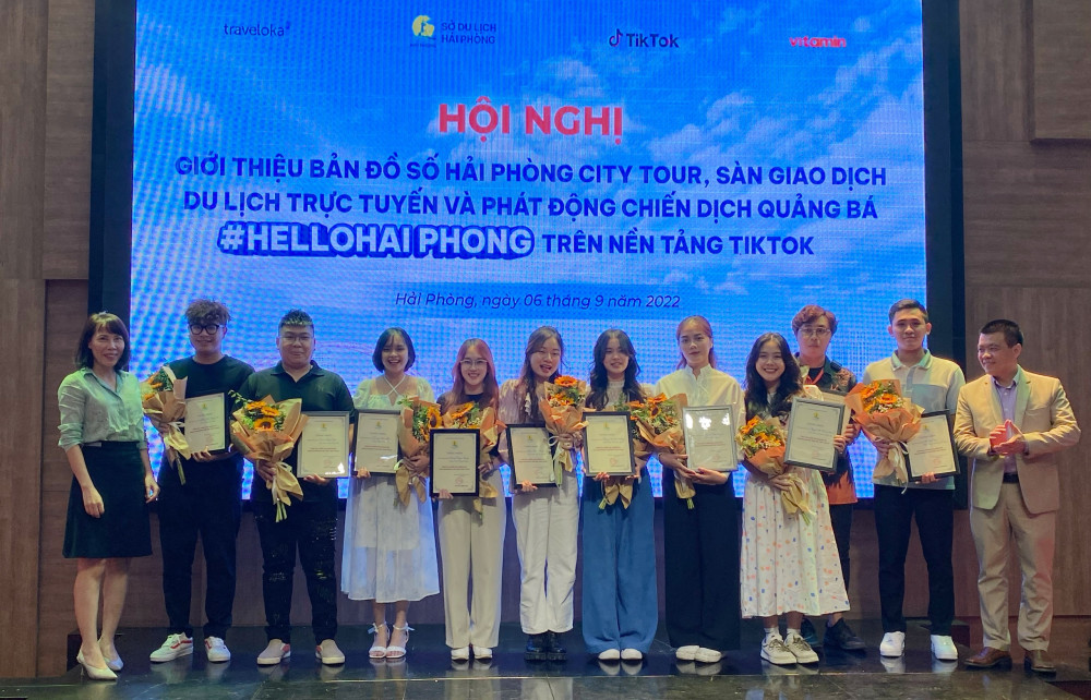 Lãnh đạo Sở Du lịch Hải Phòng và TikTok Việt Nam trao Giấy chứng nhận cho các KOL tham gia chiến dịch “HelloHaiPhong”.