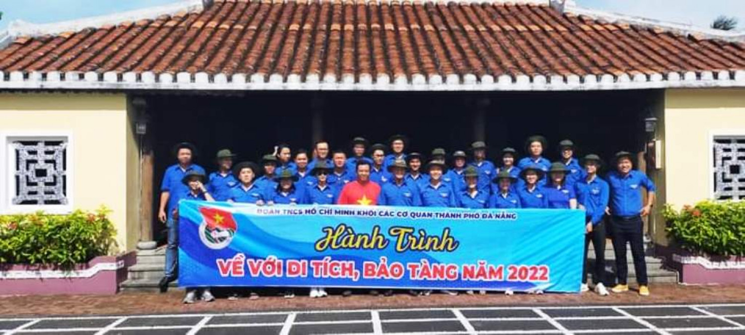 Các bạn đoàn viên, thanh niên đến với Khu lưu niệm Chủ tịch Hội đồng Nhà nước Võ Chí Công ở thôn Khương Mỹ, xã Tam Xuân 1, huyện Núi Thành, Quảng Nam.