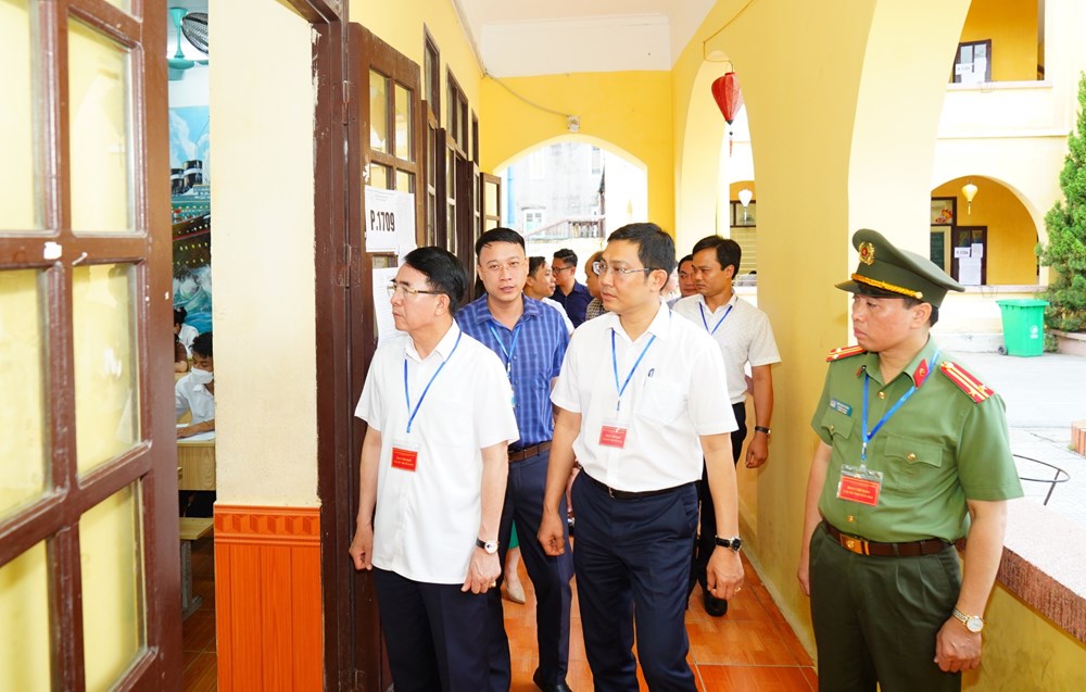 Phó Chủ tịch UBND thành phố Lê Khắc Nam cùng Đoàn kiểm tra kiểm tra công tác tổ chức Kỳ thi tại Điểm thi Trường THPT Thái Phiên.