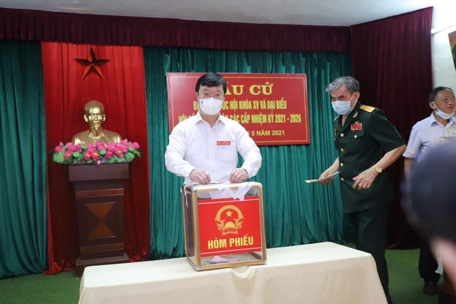 Ông Nguyễn Đức Trung - Chủ tịch UBND tỉnh Nghệ An bỏ phiếu.