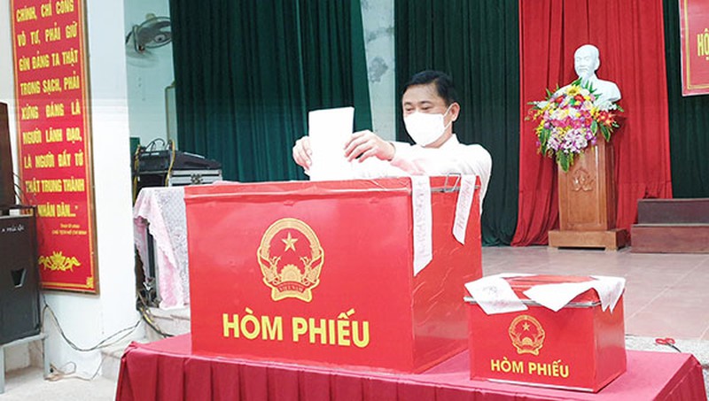 Cử tri Thái Thanh Quý - Ủy viên Trung ương Đảng, Bí thư Tỉnh ủy Nghệ An bỏ phiếu bầu cử.
