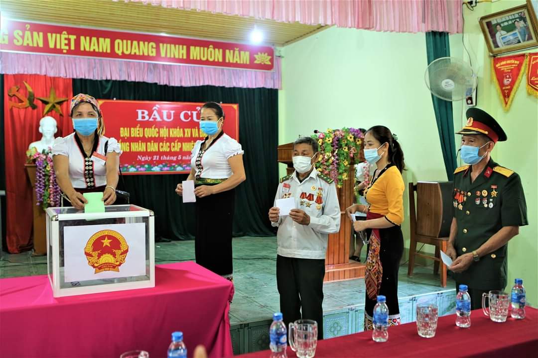 Đồng bào dân tộc huyện biên giới Kỳ Sơn thực hiện quyền bầu cử
