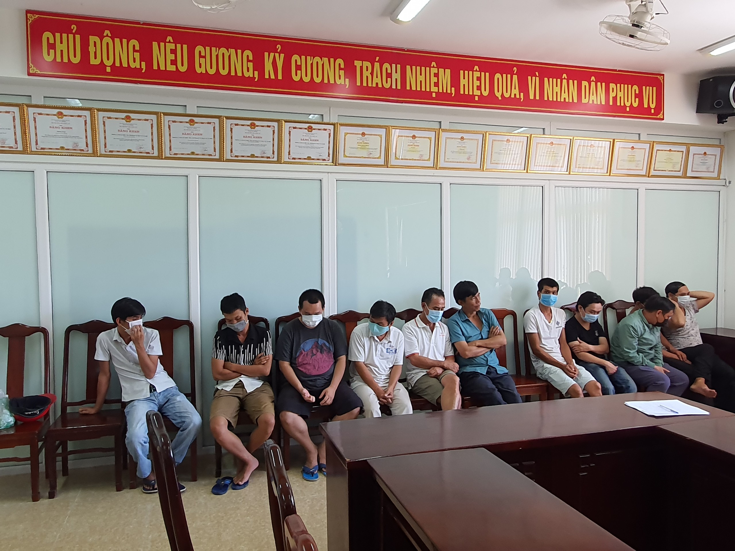 Công an tỉnh Thừa Thiên - Huế vừa triệt phá nhóm đối tượng tổ chức đánh bạc dưới hình thức cá độ bóng đá cho khách đến tham gia cá độ.