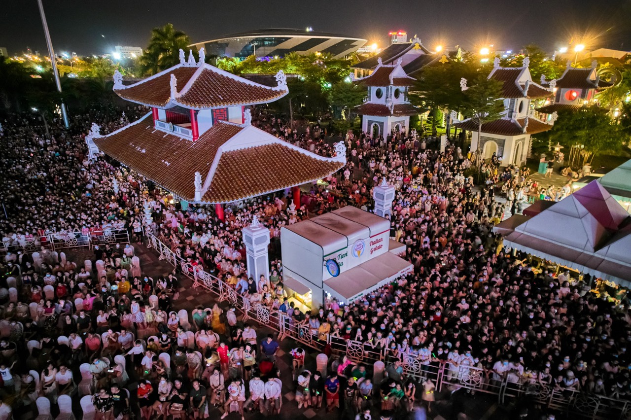 Sự kiện thu hút hàng triệu người dân và du khách, có thể nói kể từ khi đại dịch xảy ra, chưa khi nào Đà Nẵng lại đông đúc đến như vậy.