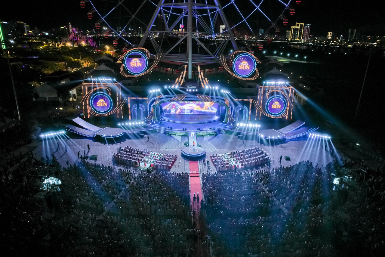 Màn trình diễn nằm trong chuỗi sự kiện Lễ hội “Tận hưởng mùa hè Đà Nẵng 2022”, tại chương trình đại nhạc hội “Take me to the Sun” do UBND TP Đà Nẵng cùng Tập đoàn Sun Group tổ chức.