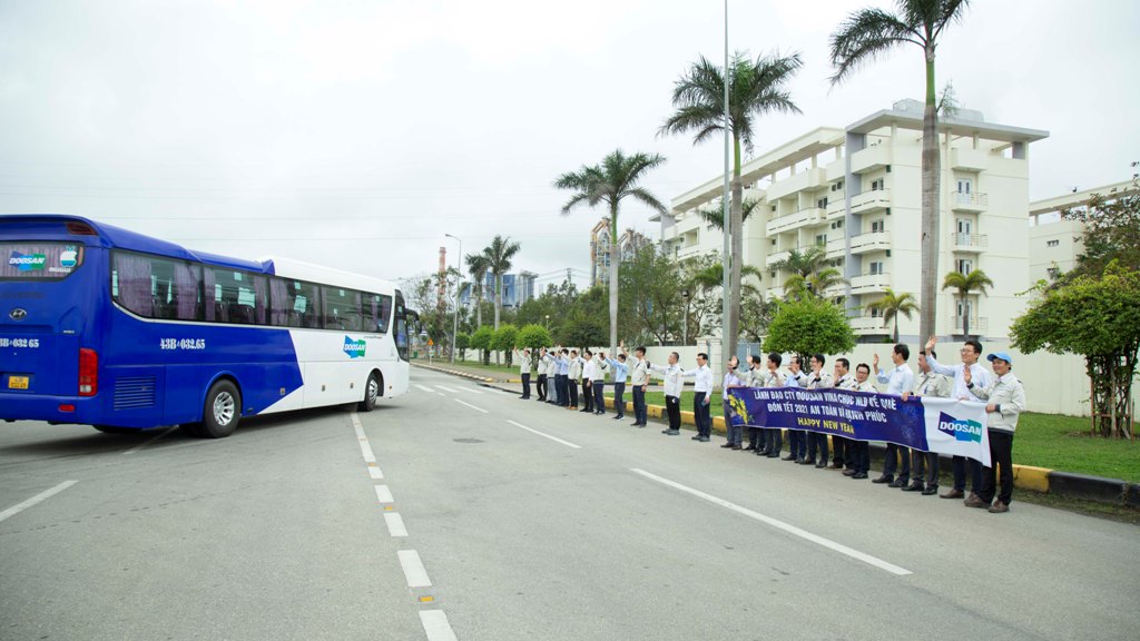 Doosan Vina hỗ trợ xe miễn phí đưa đón NLĐ về quê đón Tết cổ truyền