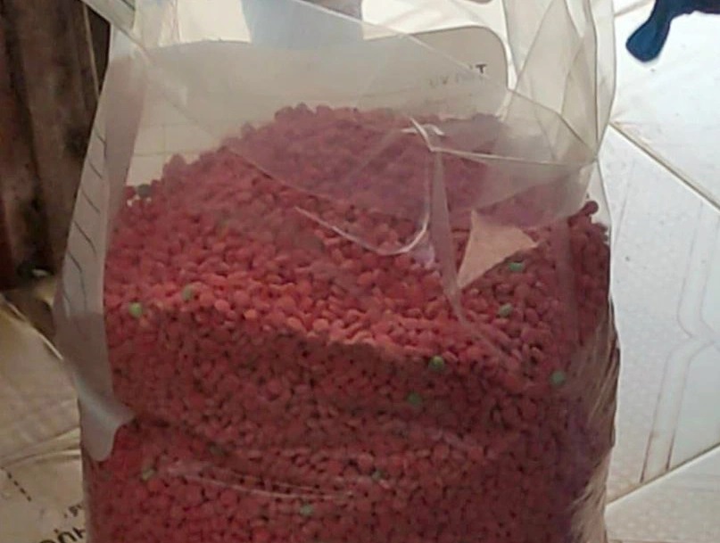 Gói nylon chứa 72.000 viên ma túy tổng hợp vừa được phát hiện bên đường quốc lộ 9. Ảnh: Công an.