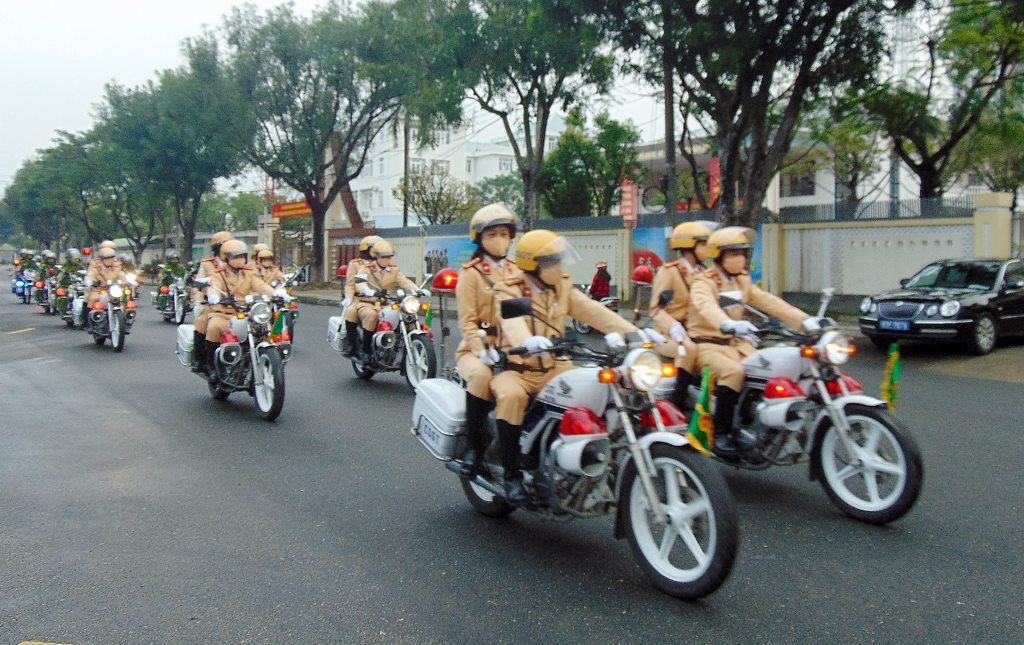 Lực lượng Công an tỉnh diễu hành trên các tuyến đường của TP. Tam Kỳ