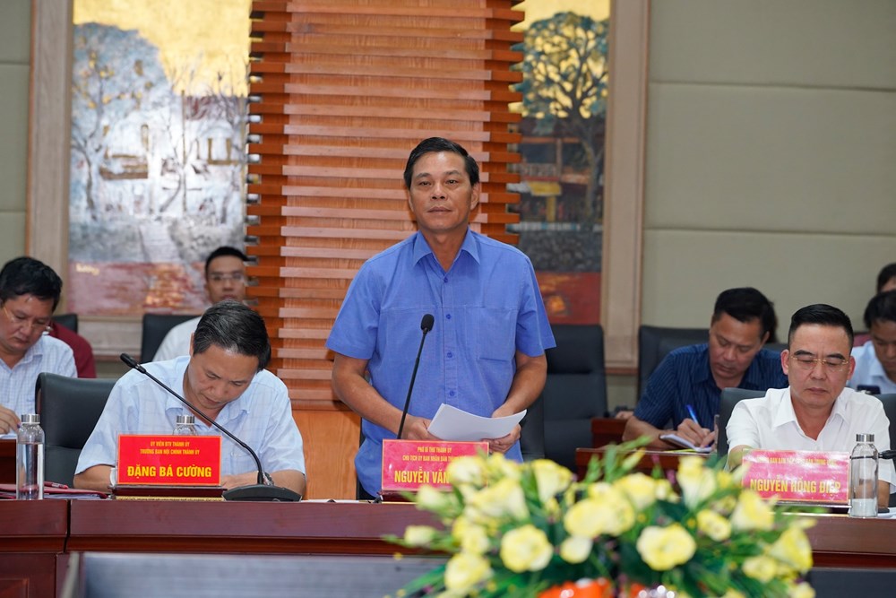 Chủ tịch UBND thành phố Nguyễn Văn Tùng phát biểu tại cuộc làm việc.