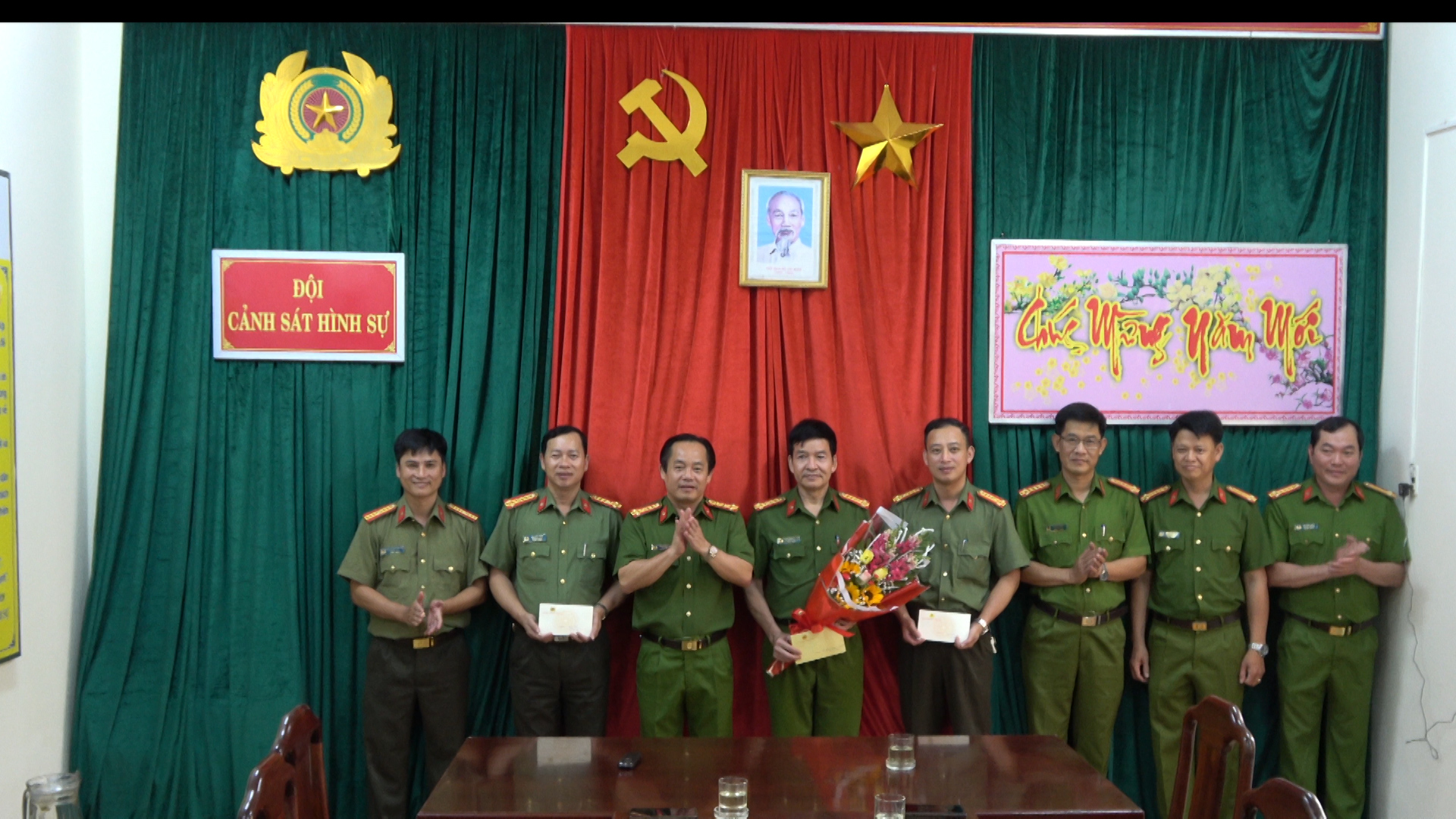 Ban Giám đốc Công an tỉnh Thừa Thiên - Huế đã biểu dương và trao thưởng cho Đội Cảnh sát điều tra tội phạm về trật tự xã hội – Công an thành phố Huế.