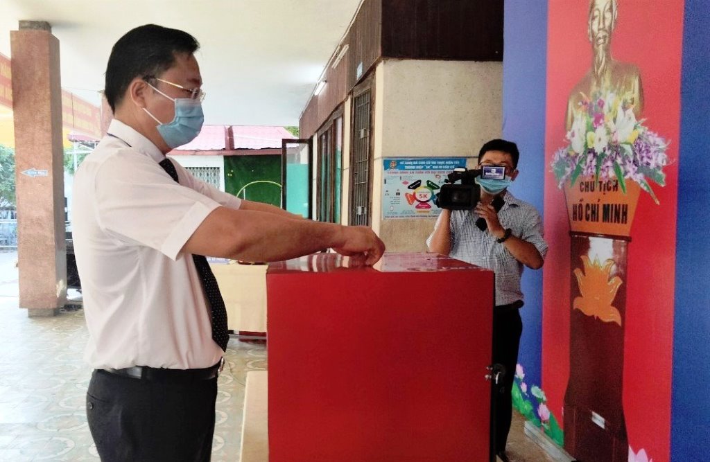 Chủ tịch UBND tỉnh Quảng Nam Lê Trí Thanh tham gia bỏ phiếu thực hiện nghĩa vụ công dân nơi cư trú.