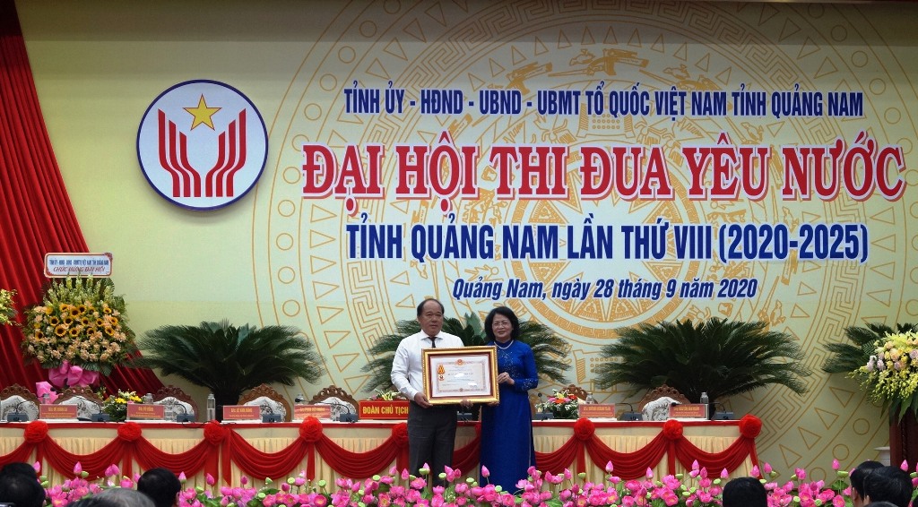 Phó chủ tịch nước Đặng Thị Ngọc Thịnh trao tặng Huân chương Lao động hạng Ba cho Thanh tra tỉnh Quảng Nam