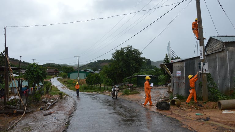 PC Đắk Nông đưa điện về cho người dân vùng sâu, vùng xa xã Đắk R’Măng, huyện Đắk G’long, tỉnh Đắk Nông.