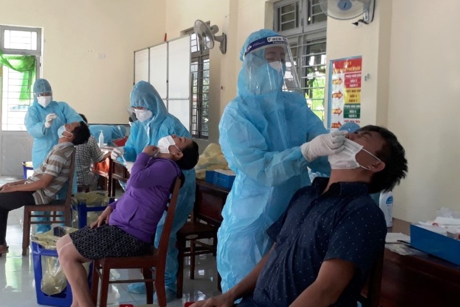Trung tâm Y tế huyện Bình Sơn (Quảng Ngãi) tổ chức lấy mẫu toàn dân để xét nghiệm tầm soát Covid-19 trong cộng đồng. 
