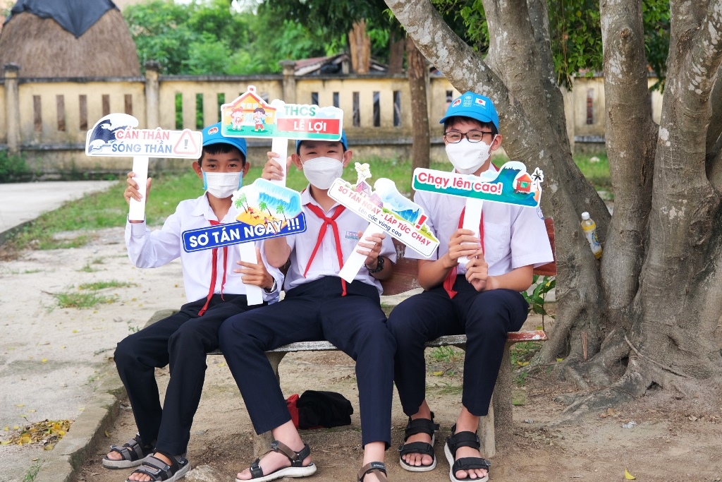 Các em học sinh trường THCS Lê Lợi, xã Tam Thăng tham gia diễn tập