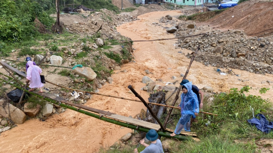 Tại huyện Phước Sơn (Quảng Nam) mưa to kéo dài khiến nhiều tuyến đường liên xã bị chia cắt, nước chảy xiết.