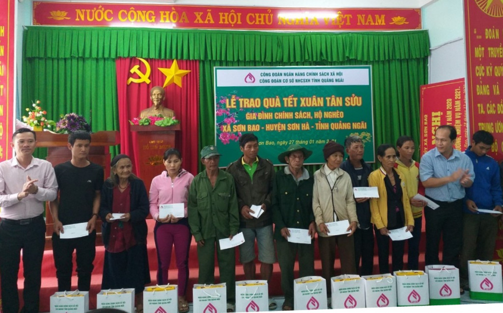 Ngân hàng Chính sách xã hội tỉnh Quảng Ngãi trao quà Tết cho người nghèo