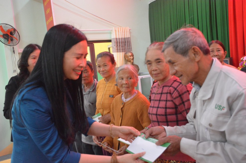 Bà Trần Lan Phương, Phó Tổng Giám đốc Ngân hàng CSXH Việt Nam tặng quà cho người nghèo tại xã Tịnh Đông, huyện Sơn Tịnh, Quảng Ngãi