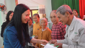 Ngân hàng Chính sách xã hội tỉnh Quảng Ngãi trao quà Tết cho người nghèo 