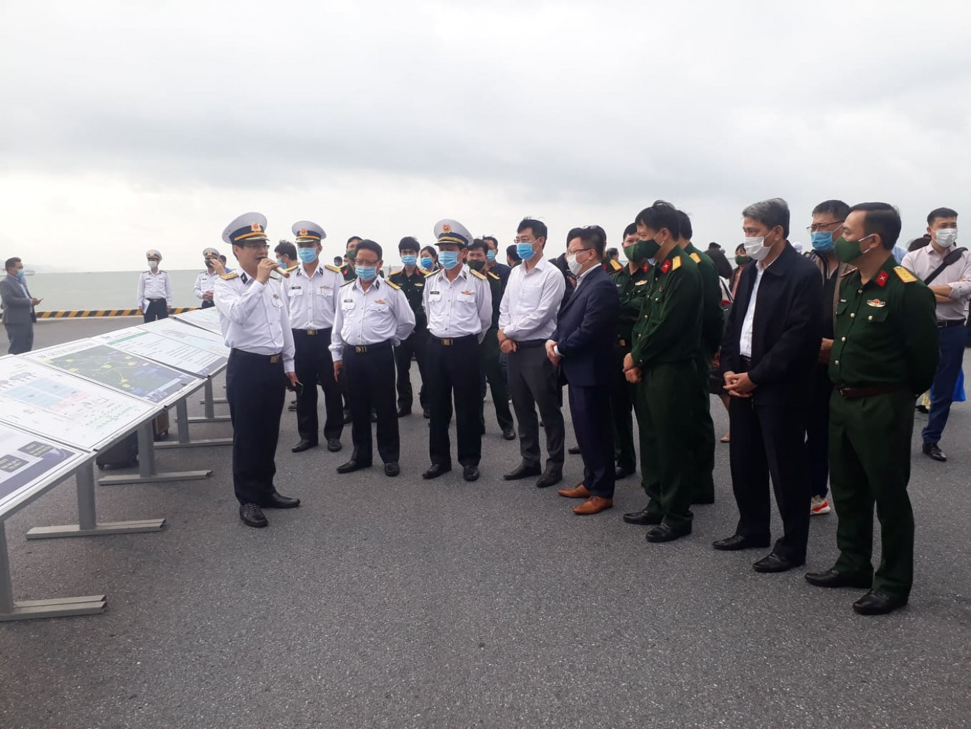 Các đại biểu và PV thăm quan Cảng tại Hải Phòng.