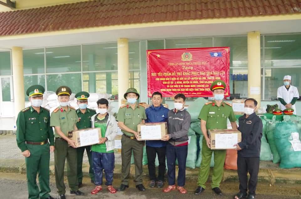 Công an tỉnh Thừa Thiên - Huế trao quà cho lực lượng vũ trang và nhân dân hai tỉnh Sê Kong, Salavan nước bạn Lào khắc phục khó khăn sau bão lũ.