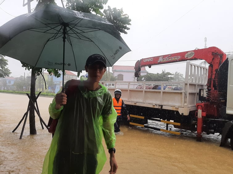 Nam thanh niên trên đường về quê (Hà Nội) được đi nhờ “xe buýt” trong lúc mưa lụt.