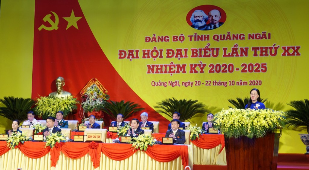 Bà Bùi Thị Quỳnh Vân, Ủy viên dự khuyết BCH Trung ương Đảng, Bí thư Tỉnh ủy Quảng Ngãi đọc diễn văn khai mạc Đại hội
