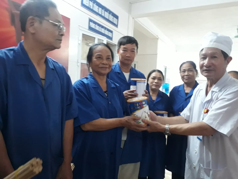 Món quà ý nghĩa nhân dịp 1/10 được giám đốc bệnh viện trao tận tay cho bệnh nhân.
