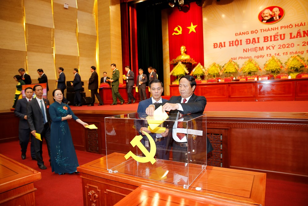 Các đại biểu bỏ phiếu bầu Đoàn đại biểu dự Đại hội XIII của Đảng.