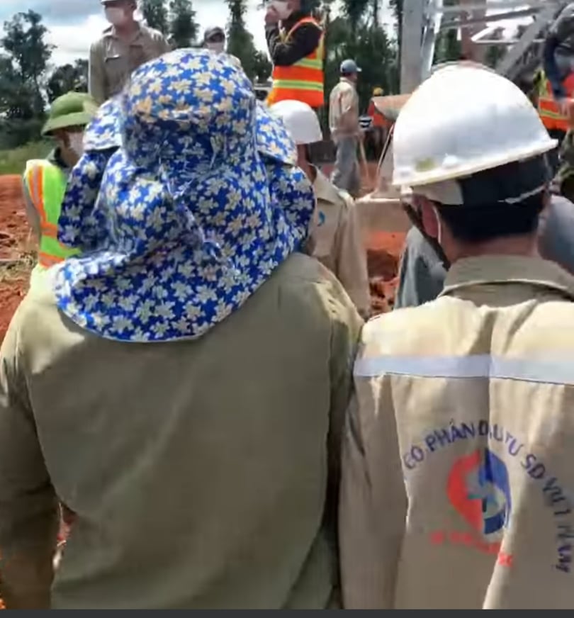 Người dân tập trung ngăn đơn vị thi công kéo đường dây điện tại thôn Đắk K’rung, xã Quảng Tân, huyện Tuy Đức. 