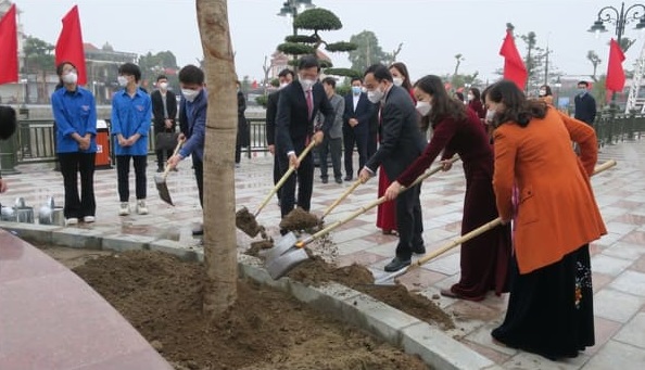 Bí thưu Thành ủy Hải Phòng cùng các lãnh đạo thành phố trồng cây xanh.