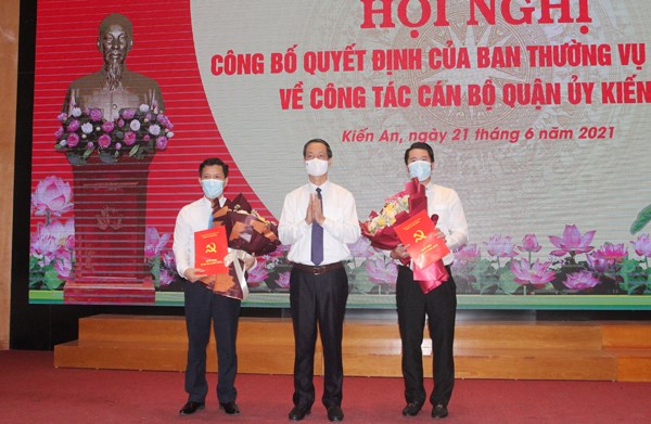 Ông Đỗ Mạnh Hiến, Phó Bí thư Thường trực Thành ủy trao Quyết định và tặng hoa cho ông Nguyễn Hồng Vinh và ông Lê Toàn Khánh